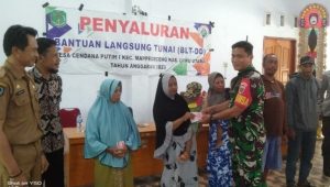 Dampingi Penyaluran BLT DD, Serda Sabdar Ringankan Beban Masyarakat