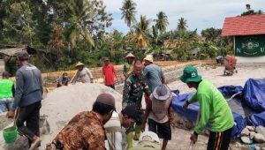 Babinsa Koramil Masamba Bersama Warga Gotong Royong Bangun Gedung Sekolah