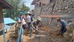 Karya Bakti, Babinsa Koramil Limbong Renovasi Halaman Masjid