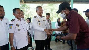 Bupati Luwu Kembali Serahkan Handtraktor Sebayak 37 Unit