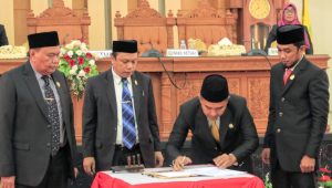 Disaksikan Ketua DPRD Luwu, Wakil Bupati Luwu Resmi Diberhentikan Dari Jabatan
