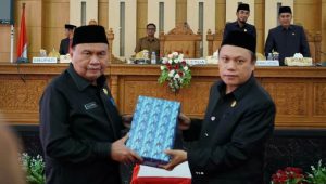 Sekda Luwu Serahkan Ranperda Pertanggungjawaban APBD T.A 2022 ke DPRD