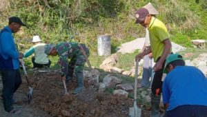 Manunggal Bersama Rakyat, Babinsa Koramil Limbong Bantu Warga Membangun Pondasi Rumah