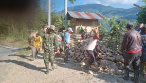 Wujud Kepedulian, Babinsa Koramil Limbong Bantu Warganya Angkut Material Pondasi