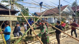 Babinsa Koramil Limbong Bantu Warga Dirikan Tenda Pernikahan