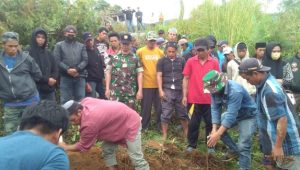 Turut Belasungkawa, Babinsa Koramil Limbong Hadiri Pemakaman Warganya