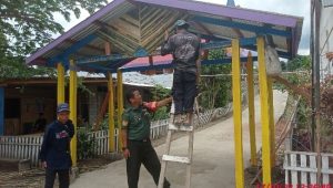 Jelang Penthabisan Gereja Baitani Dodolo, Babinsa Koramil Masamba Gotong Royong