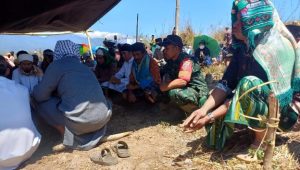Tunjukkan Empati, Babinsa Koramil Limbong Hadiri Pemakaman Warga