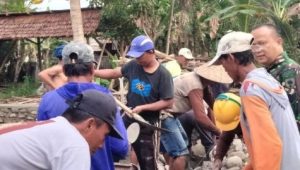 Hidupkan Semangat Gotong Royong, Babinsa Koramil Masamba Ikut Bangun Sekolah TK