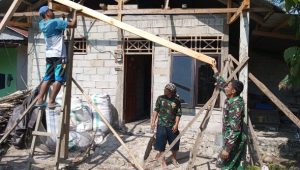 Manunggal Bersama Rakyat, Babinsa Koramil Masamba Gotong Royong Perbaiki Rumah Warga