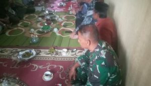 Tingkatkan Komsos, Babinsa Koramil Limbong Hadiri Syukuran di Rumah Warga Binaan