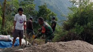 Semangat Gotong Royong, Babinsa Koramil Limbong Bantu Warga Pondasi Rumah