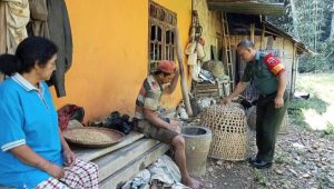 Komsos di Desa Malimongan, Serka Robert Harap Manfaatkan Lahan Kosong Untuk Tanaman