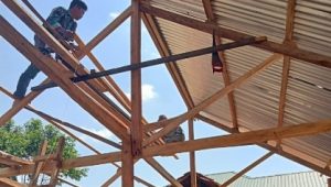 Kerja Bakti, Babinsa Koramil Limbong Bantu Pasang Atap Rumah Warga