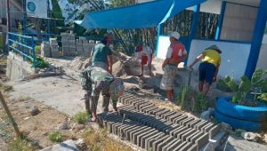 Jalin Kebersamaan, Babinsa Koramil Limbong Bantu Warga Buat Batako