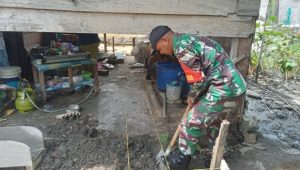 Semangat Gotong Royong, Babinsa Koramill Limbong Bantu Pondasi Rumah Warga
