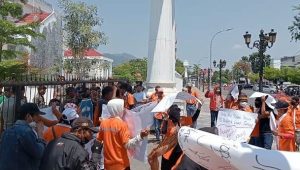 Tuntut Pembayaran Insentif 3 Bulan, Puluhan Satgas Peduli Kota Demo di Depan Kantor Walikota