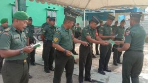 Jaga Netralitas, Danramil Masamba Bagikan Buku Saku Pelanggaran Pemilu Kepada Personil