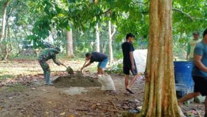 Tingkatkan Keakraban, Babinsa Koramil Limbong Bantu Warganya Melantai Rumah