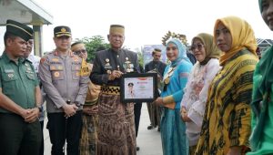 Peringati HGN 2023, Bupati Luwu Apresiasi Guru dan Serahkan Sertifikat Penghargaan