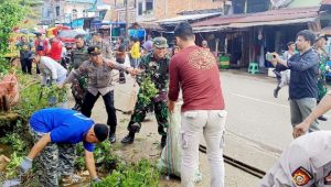 Ratusan Personil TNI-Polri dan Pemerintah Daerah Karya Bakti Pembersihan Pasar Tradisional