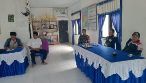 Galakkan Jumat Bersih dan Siskamling, Babinsa Koramil Limbong Anjangsana di Kantor Desa