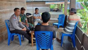 Jelang Perayaan Natal dan Tahun Baru, Babinsa Koramil Limbong Anjangsana di Rumah Kepala Dusun