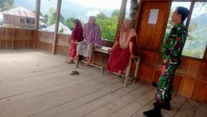 Babinsa Koramil Limbong Komsos Bersama Kepala Dusun di Desa Hoyane