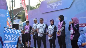 Pj Walikota Palop Bersama Ketua PKK Lepas Peserta Samsung Sawerigading Fun Run 2023