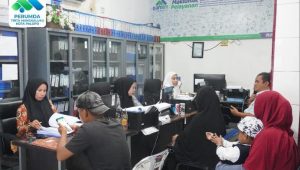 Layani Pelanggan Mengenakan Batik, Perumda TM Palopo Peringati HBT