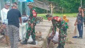 Dukung Program TNI AD bersama Rakyat, Personil Koramil Walenrang Gelar Karya Bakti di Pasar Sentral Lamasi