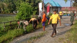 Jalin Sinergitas, Koramil Bone-bone Bersama Polsek dan Masyarakat Laksanakan Karya Bakti
