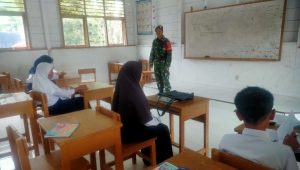 Lokasi Terpencil, Babinsa Koramil Limbong Semangat Berikan Wasbang Kepada Siswa SMP di Desa Tirobali