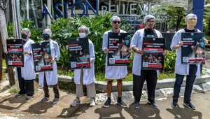 Dandan ala Tamu Hotel, Aktivis AFFA Gelar Protes di Depan Hotel Aston