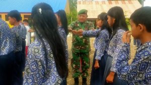Disiplin Sejak Dini, Babinsa Koramil Limbong Berikan Materi PBB Siswa SMP 14 Komba