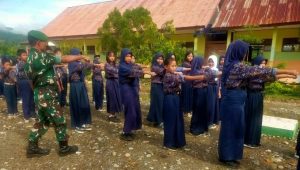 Serda Hasbi Babinsa Koramil Limbong Bekali Pelajar SMP Kemampuan PBB