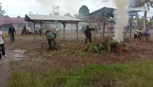 Personil Babinsa Koramil Bone-Bone Kembali Gelar Karya Bakti Pembersihan Pasar Bersama Instansi Terkait