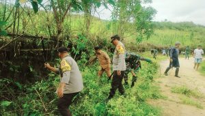Peringati HUT ke-67 Korem 141 Toddopuli, Personil Koramil Limbong Gelar Karya Bakti Pembersihan Saluran Air