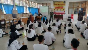 Danramil Bone-Bone Bekali Wasbang Peserta Diklat Paskibraka SMAN 2 Sukamaju