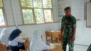 Babinsa Koramil Limbong Berikan Materi Wasbang di SMP Negeri 14 Komba