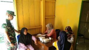 Pastikan Kegiatan Lancar, Babinsa Koramil Bone-bone Pantau Pemberian Imunisasi Lansia