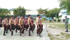 Bentuk Karakter Disipin, Babinsa Koramil Bone-Bone Berikan Materi PBB Siswa Madrasah Aliyah Al-Falah