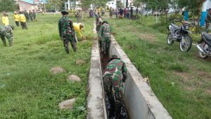 Personel Koramil Bone-Bone Bersama Masyarakat Karya Bakti Bersihkan Lapangan Desa Mulyorejo