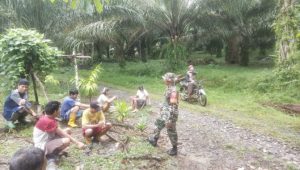 Wujudkan Lingkungan Bersih, Babinsa Koramil Bone-bone dan Warga Gotong Royong