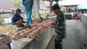 Jelang Ramadhan, Babinsa Koramil Bone-Bone Pantau Harga Sembako di Pasar Wonokerto