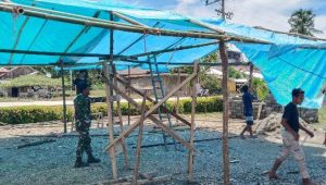 Persiapan Pemilu 2024, Babinsa Koramil Bone-Bone Bantu Warga Dirikan Tenda TPS