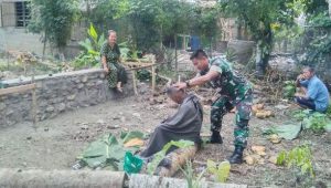 Cukur Rambut Gratis, Cara Babinsa Koramil Bone-Bone Jalin Hubungan Komsos Dengan Masyarakat