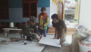 Komsos, Babinsa Koramil Bone-Bone Bantu Pasang Keramik Lantai Rumah Warga Desa Binaan