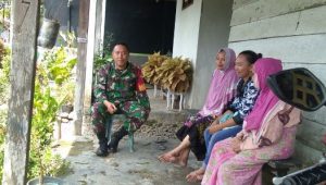 Babinsa Koramil Bone-bone Ingatkan Warga Bersyukur Saat Komsos di Dusun Waetuo