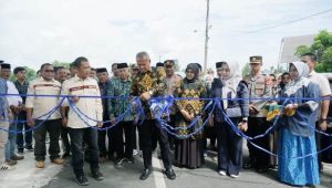 Bupati Luwu Resmikan Pengaspalan 2 Ruas Jalan di Desa Lauwa